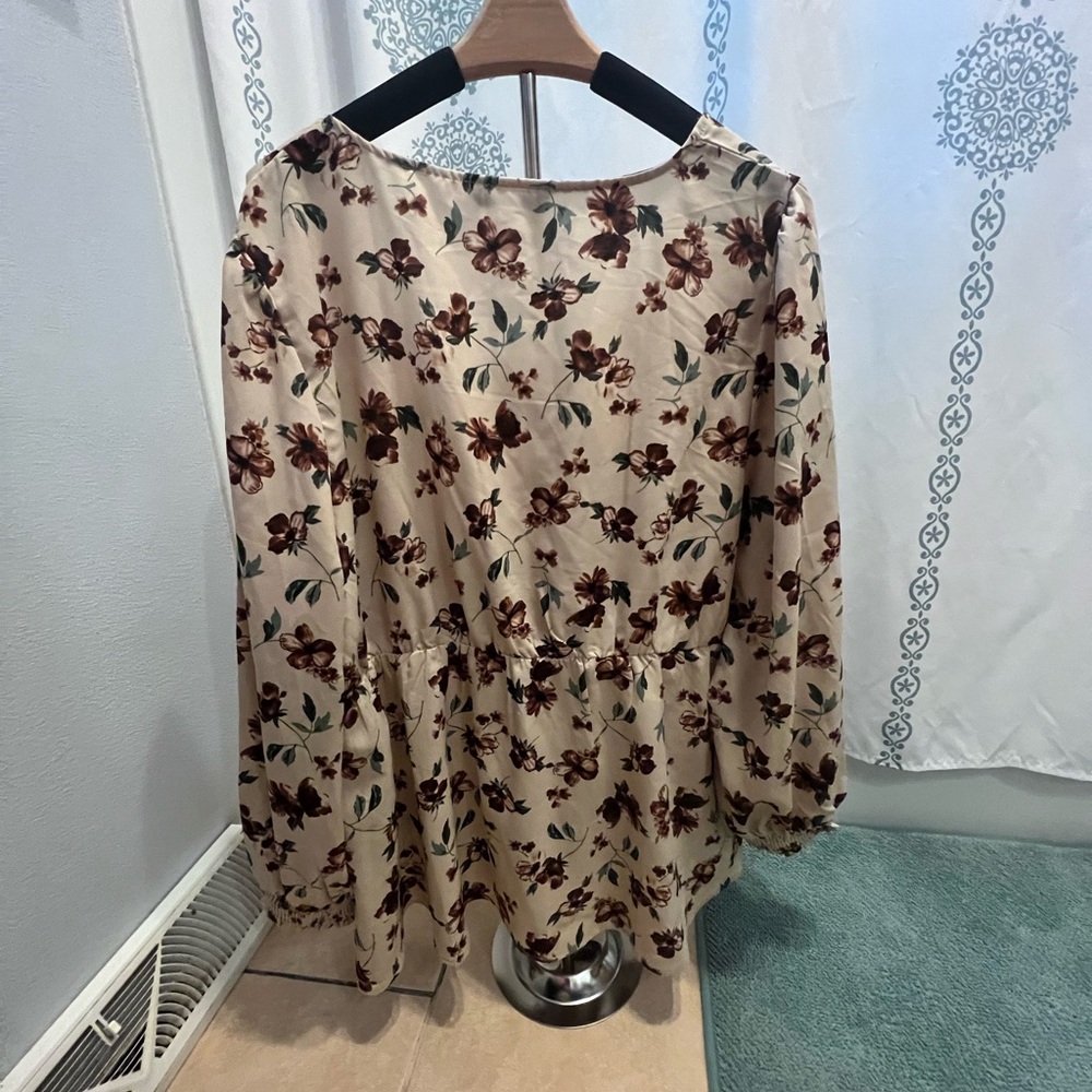 BloomChic Cream Blouse nwot - Picture 2 of 3
